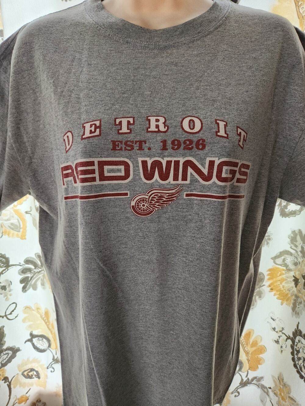 Detroit Red Wings T-Shirt Size Medium Gray Tee Unisex Crew Neck
